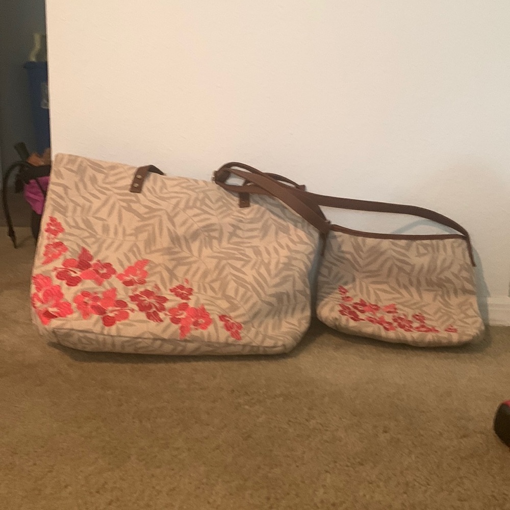 Tote bag with matching cross body purse new never used.